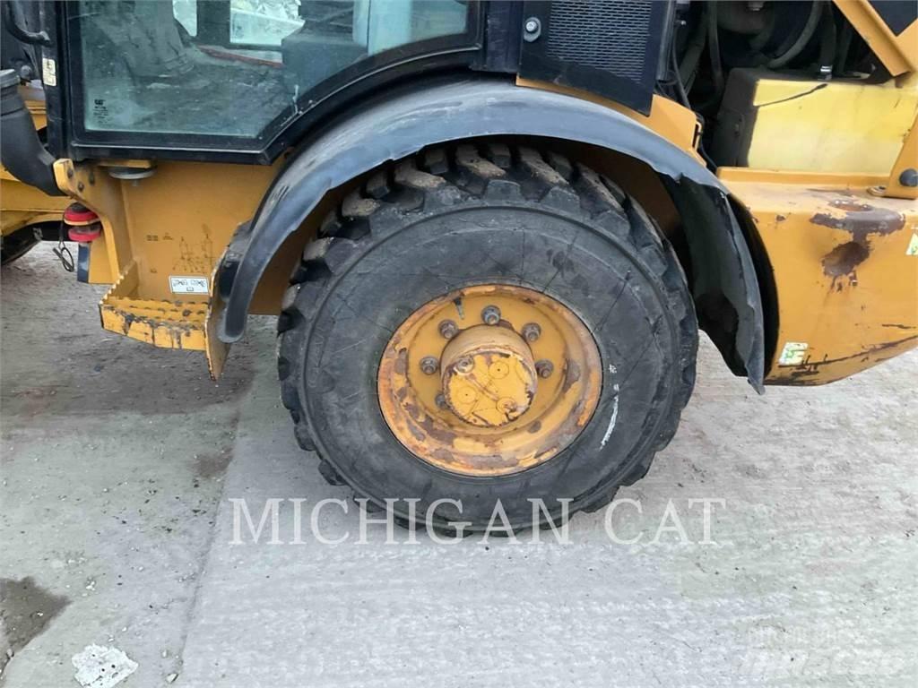 CAT 906M AR Kolové nakladače