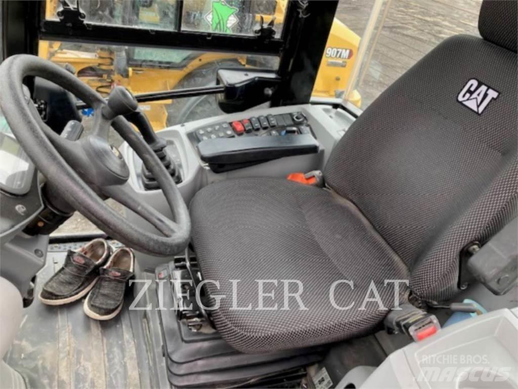 CAT 907M Kolové nakladače