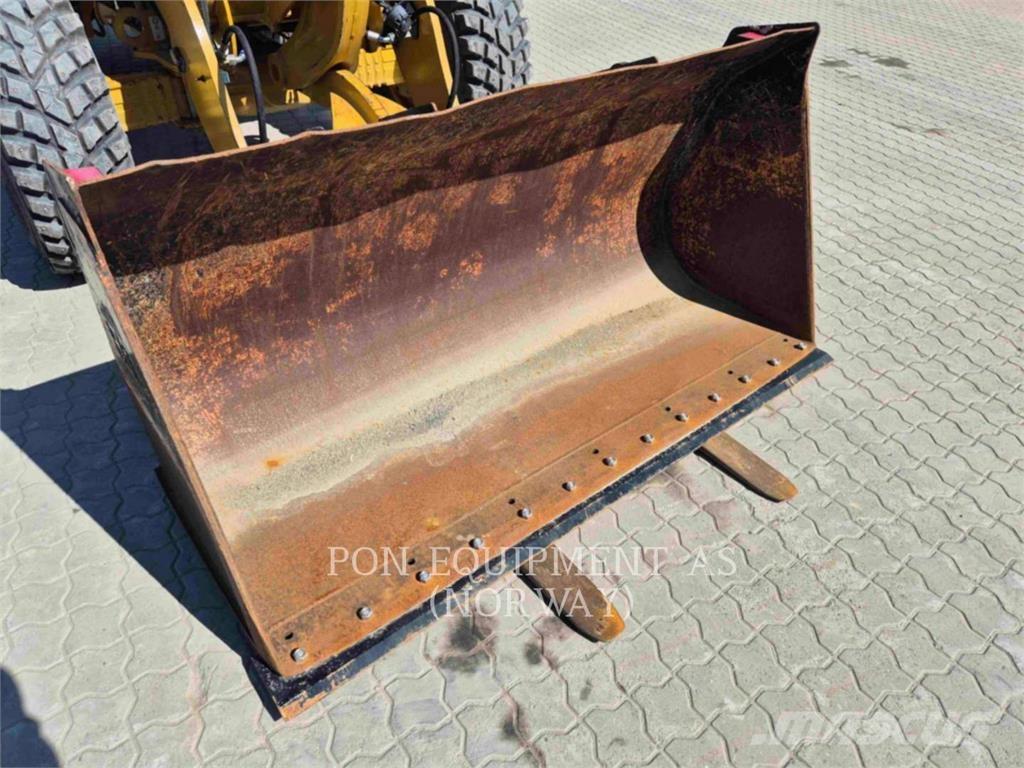 CAT 908M Kolové nakladače