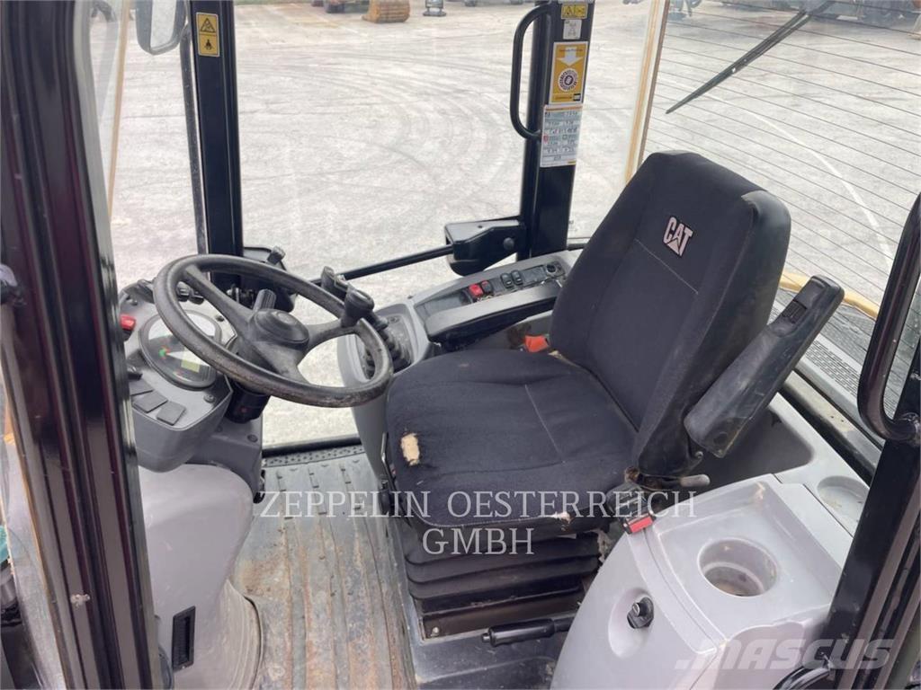 CAT 908M Kolové nakladače