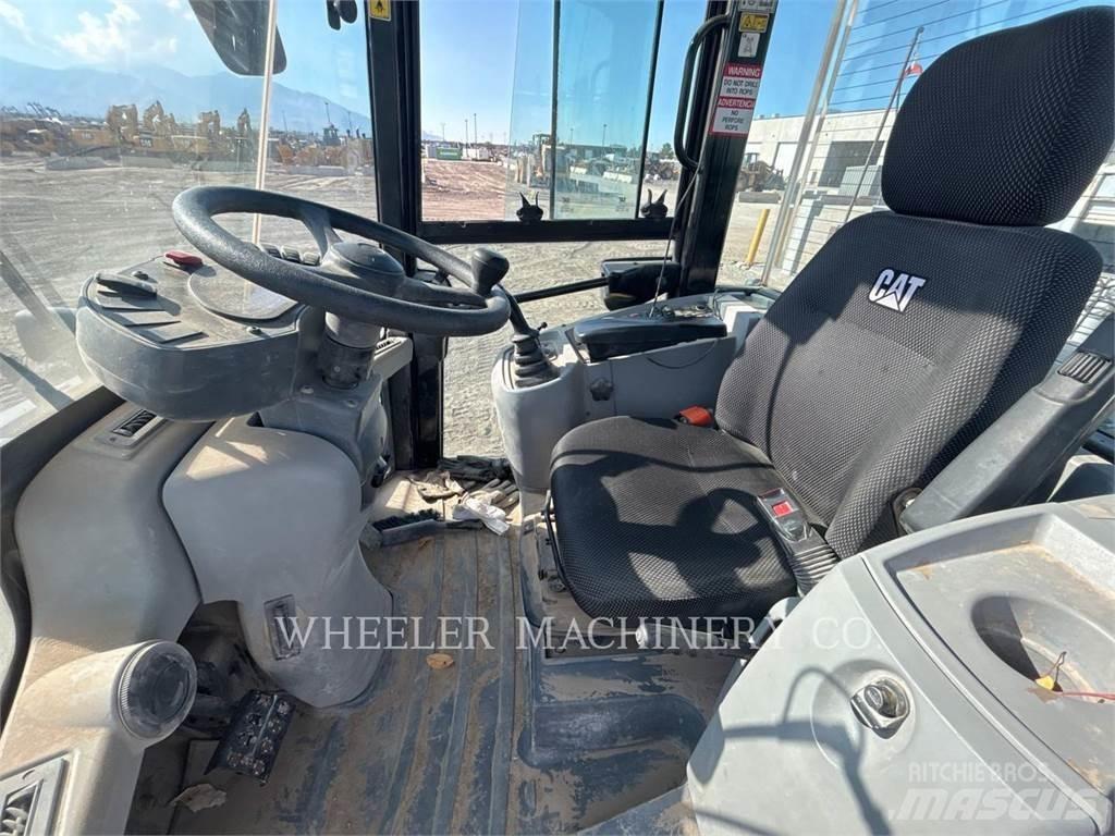 CAT 910M Kolové nakladače