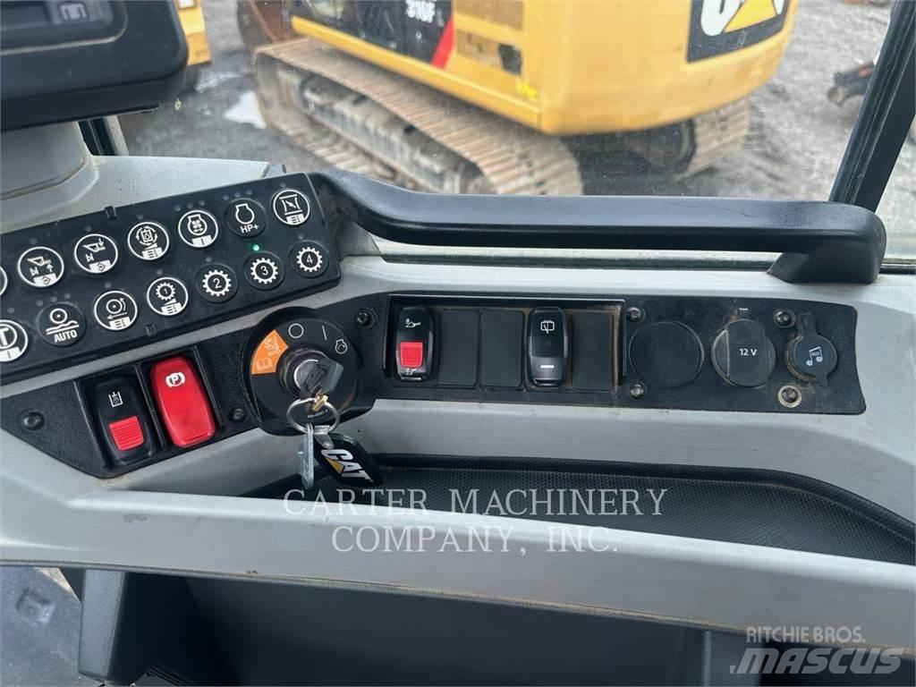 CAT 926M Kolové nakladače