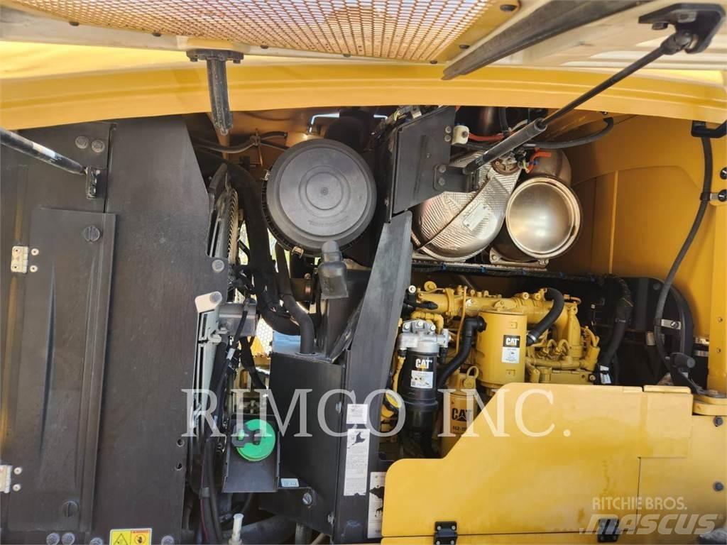 CAT 930 Kolové nakladače