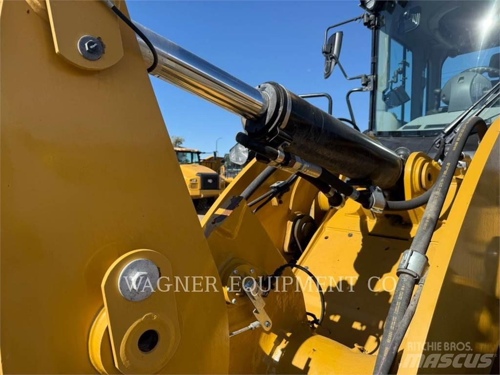 CAT 930M Kolové nakladače
