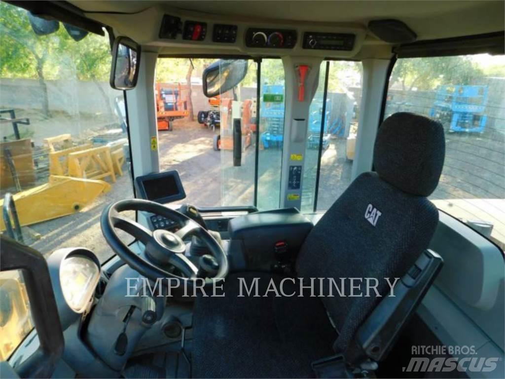 CAT 930M Kolové nakladače
