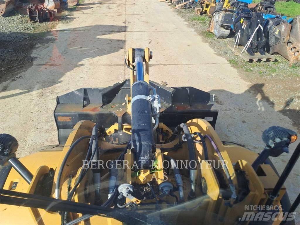 CAT 930M Kolové nakladače