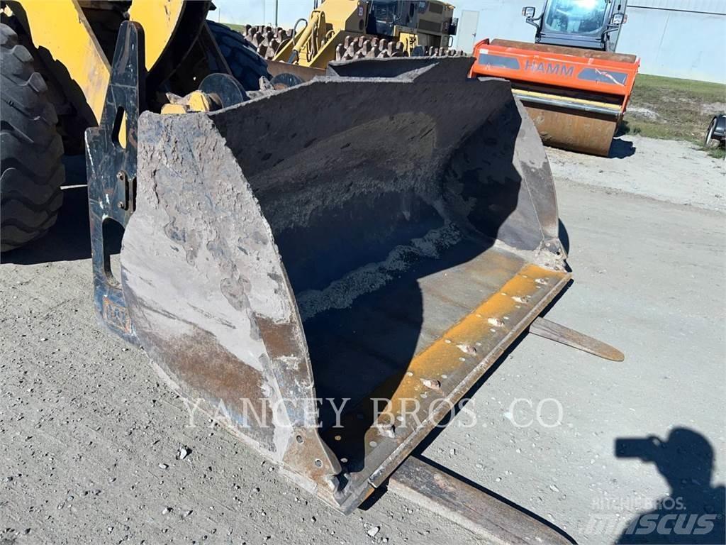 CAT 930M Kolové nakladače