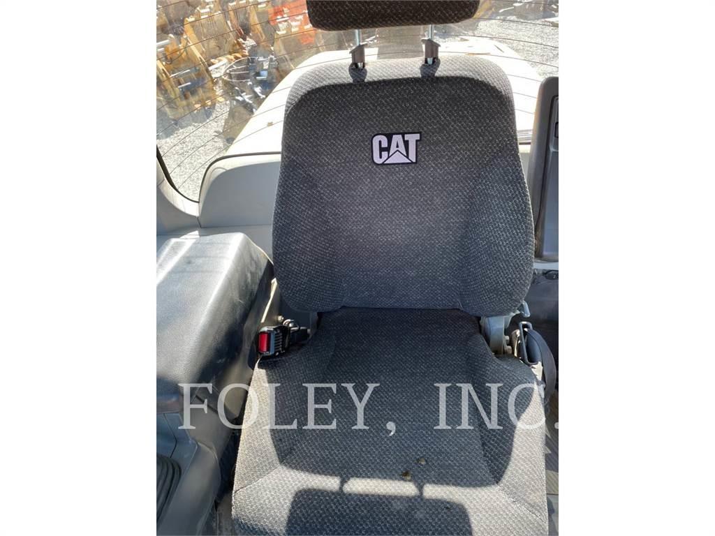 CAT 930M Kolové nakladače