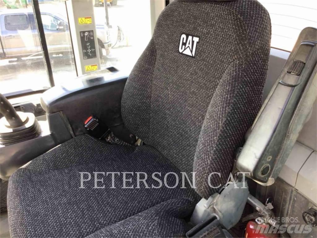 CAT 930M Kolové nakladače
