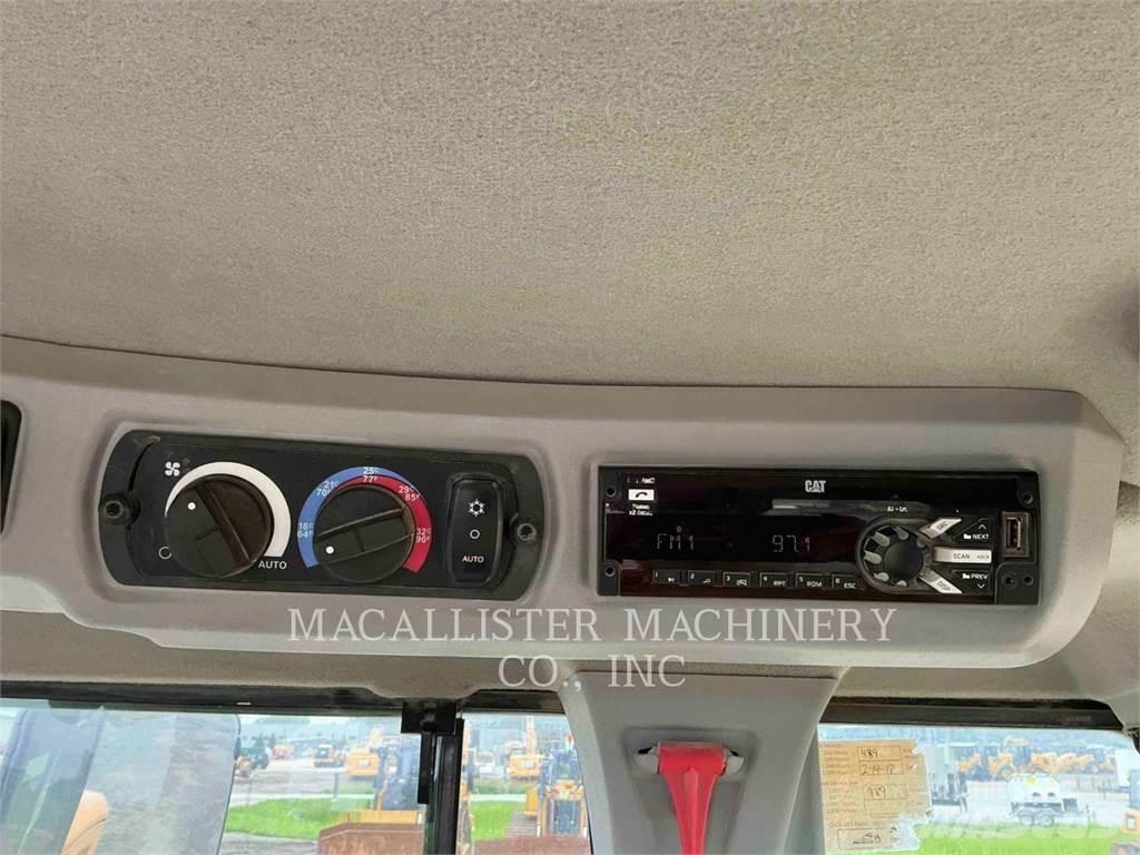 CAT 930M Kolové nakladače