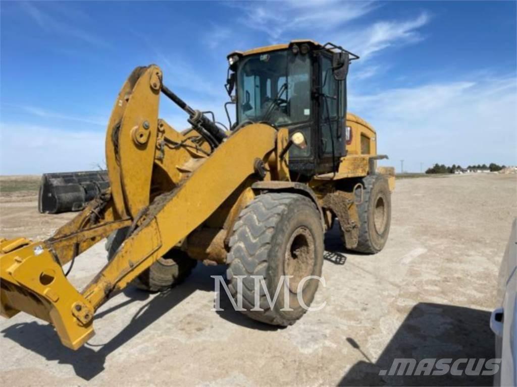 CAT 930M Kolové nakladače
