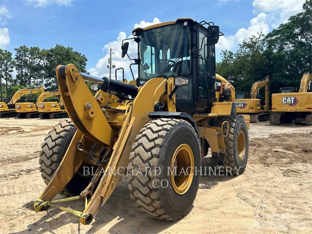 CAT 930M Kolové nakladače