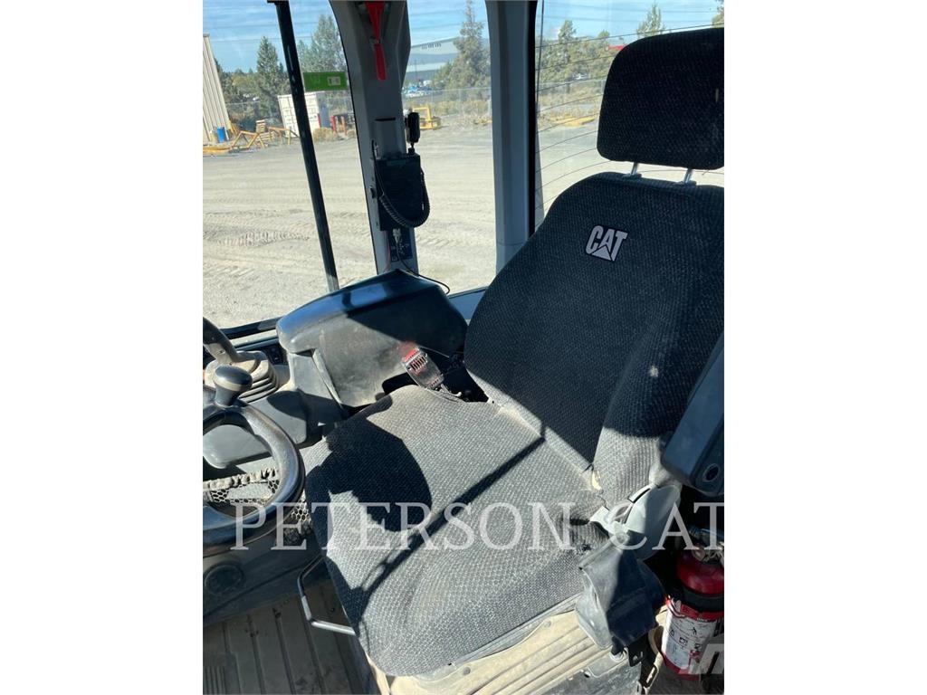 CAT 930M Kolové nakladače