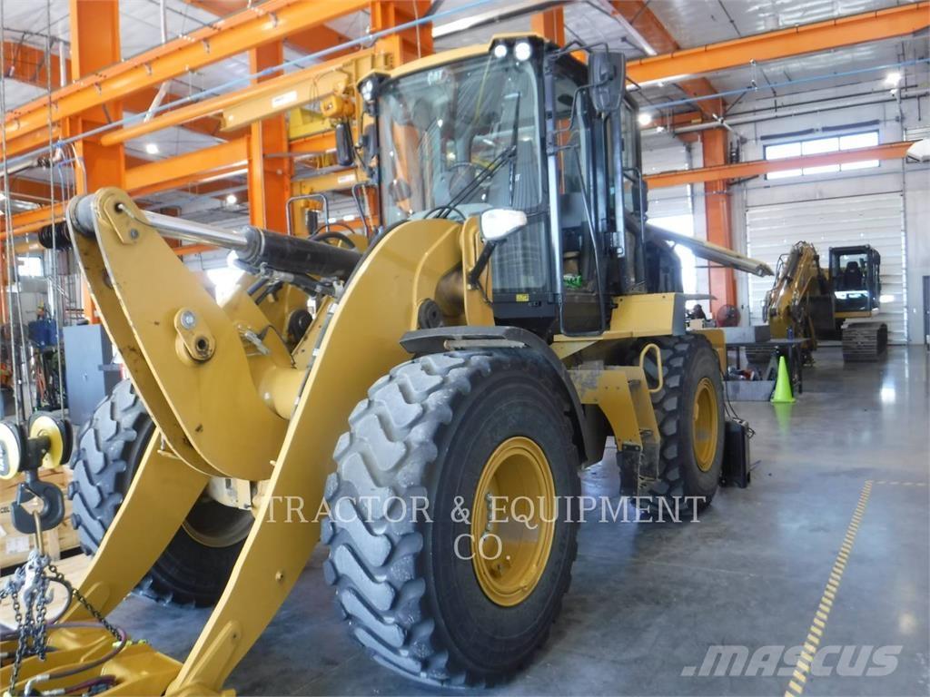 CAT 930M Kolové nakladače