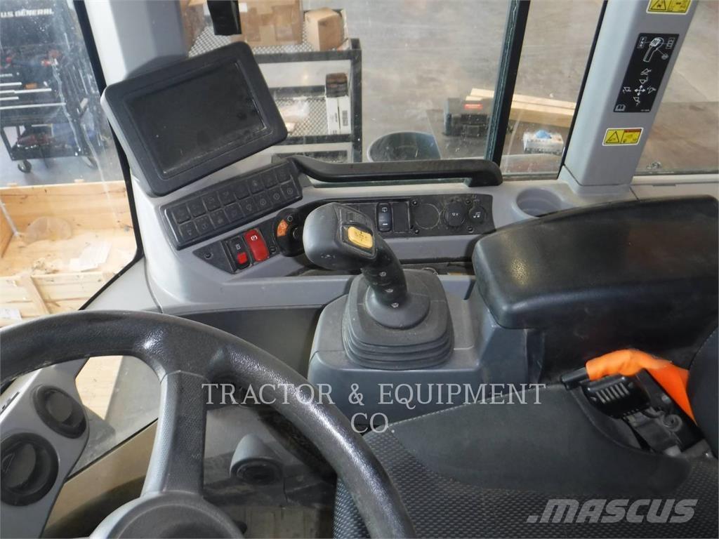 CAT 930M Kolové nakladače
