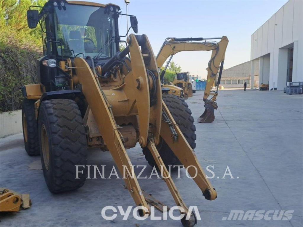CAT 930M Kolové nakladače