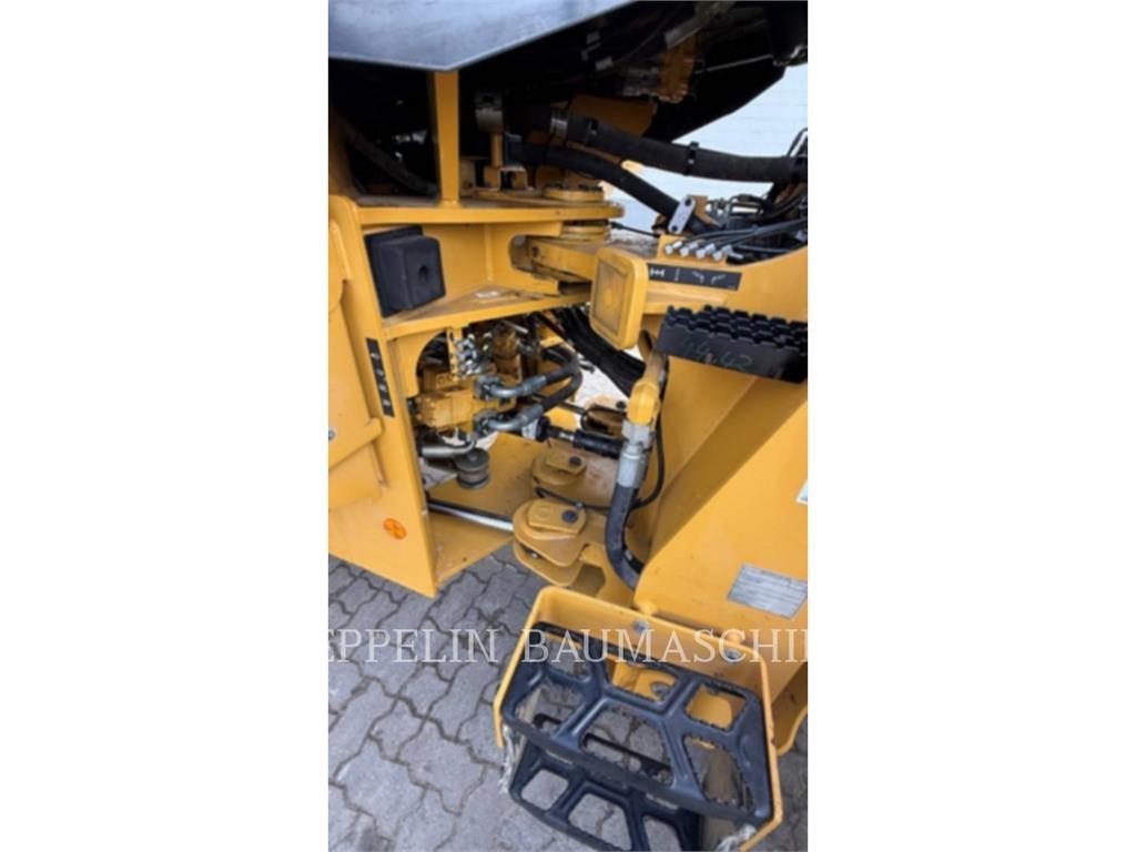CAT 930M Kolové nakladače