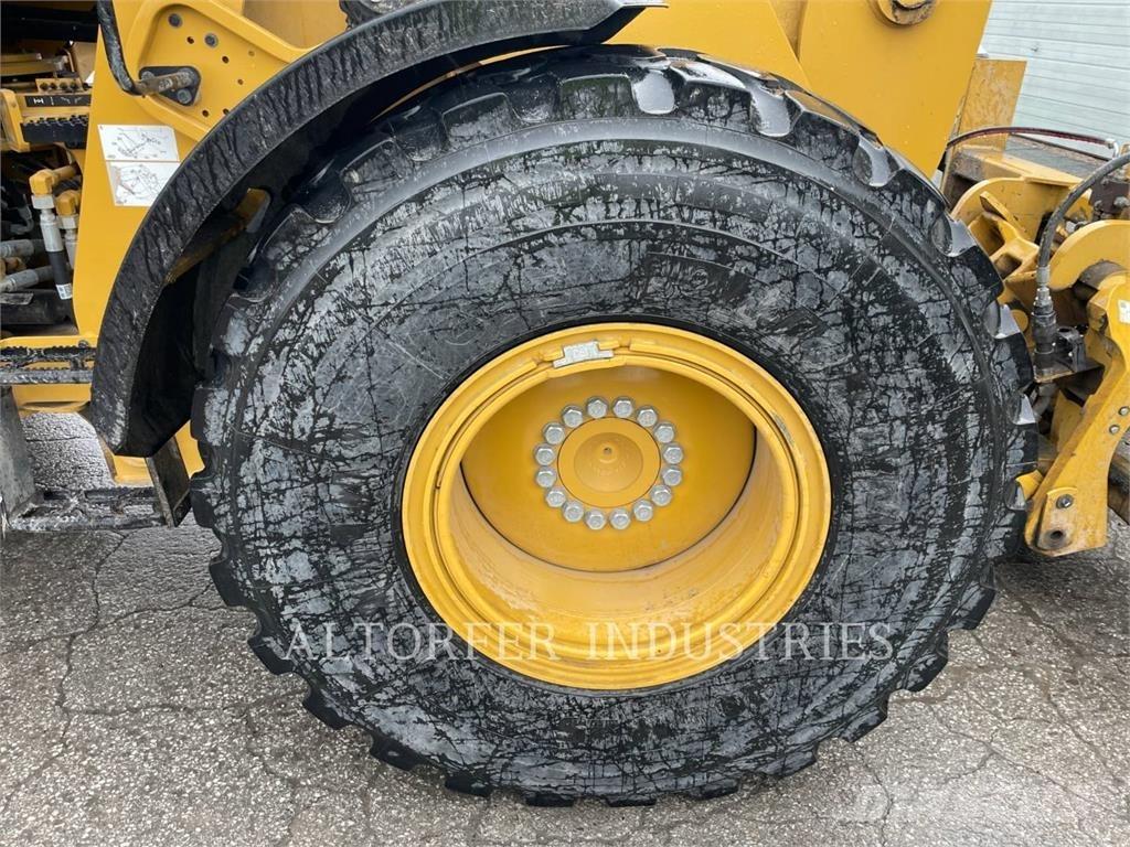 CAT 930M Kolové nakladače