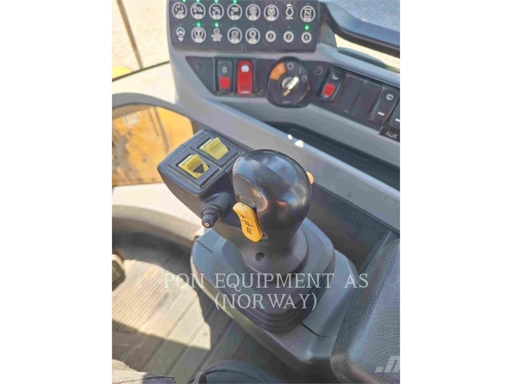 CAT 930M Kolové nakladače