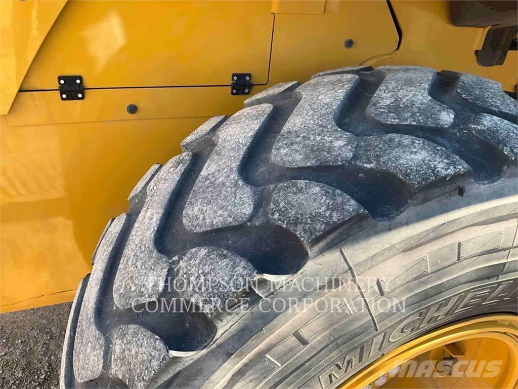 CAT 930M Kolové nakladače