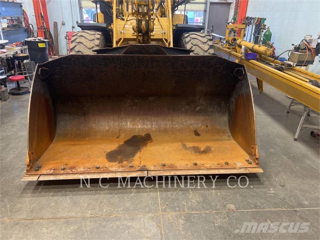 CAT 930M Kolové nakladače