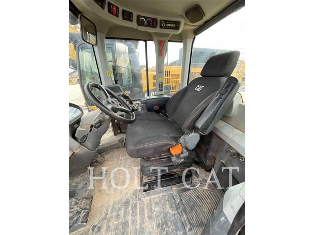 CAT 938M Kolové nakladače