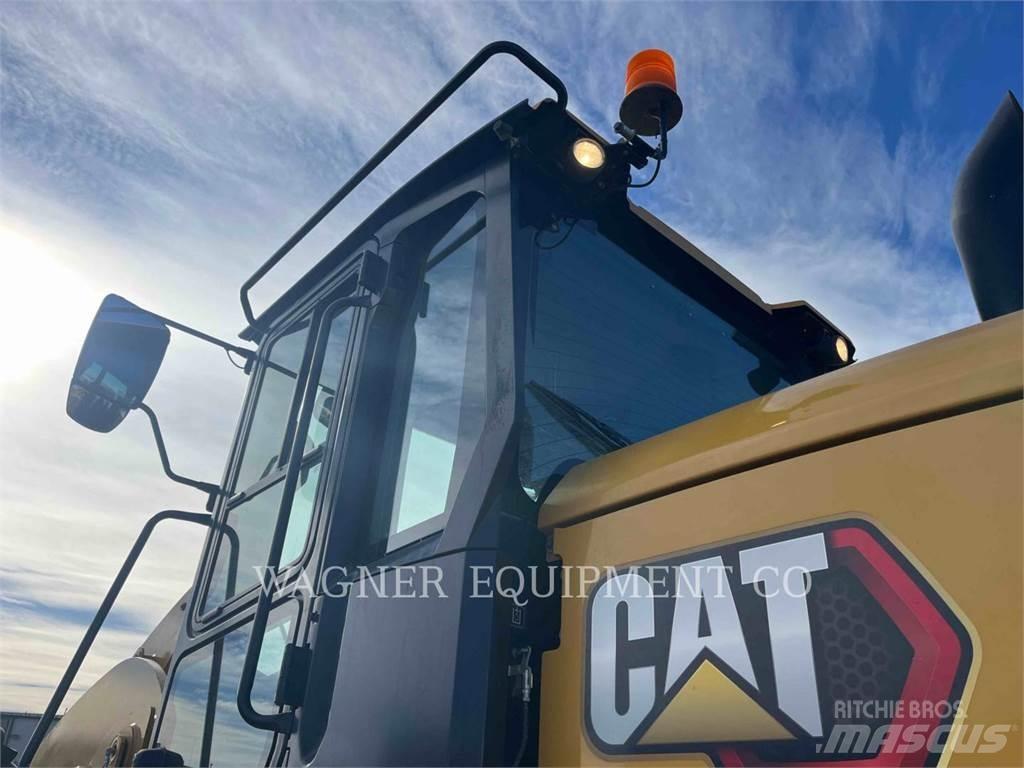 CAT 938M Kolové nakladače