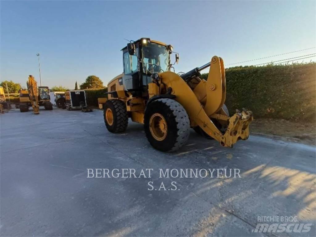 CAT 938M Kolové nakladače