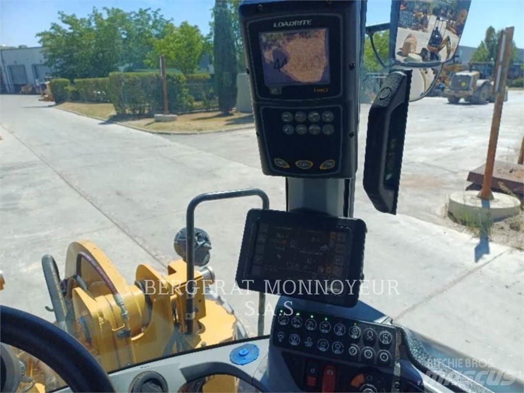 CAT 938M Kolové nakladače