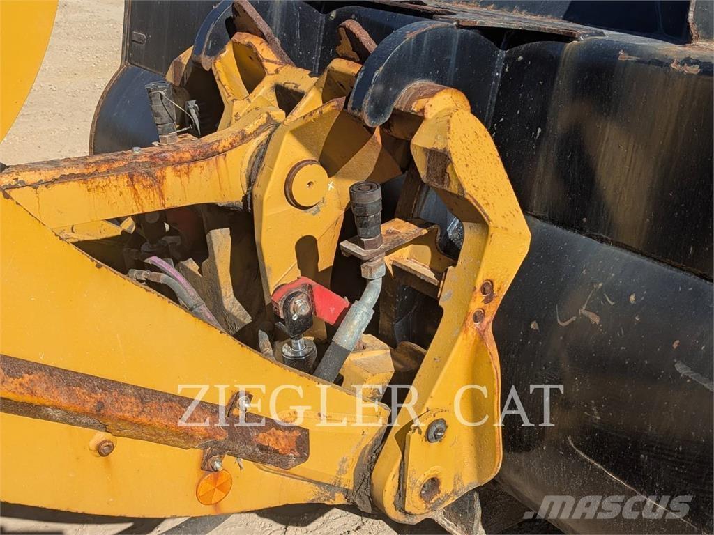 CAT 938M Kolové nakladače