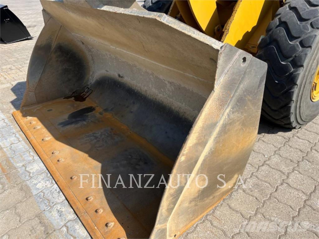 CAT 938M Kolové nakladače