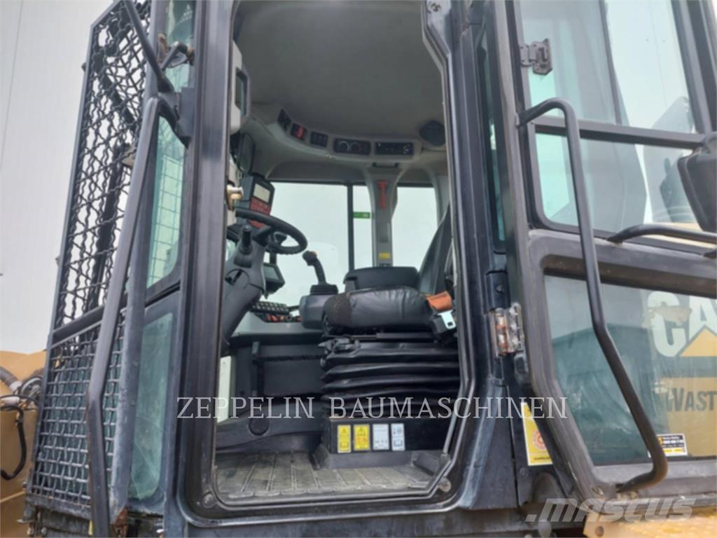 CAT 938M Kolové nakladače