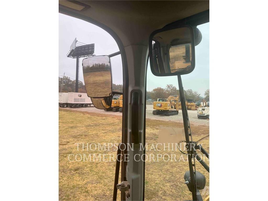 CAT 938M Kolové nakladače