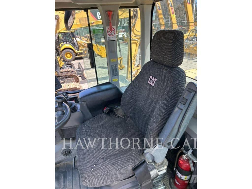 CAT 938M Kolové nakladače