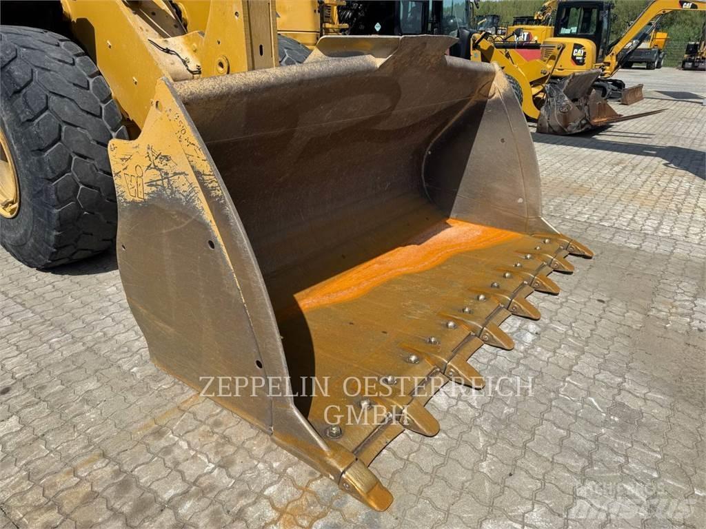 CAT 950M Kolové nakladače