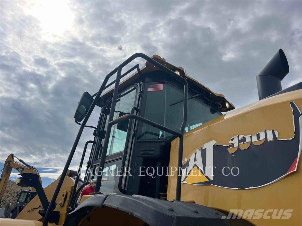CAT 950M Kolové nakladače