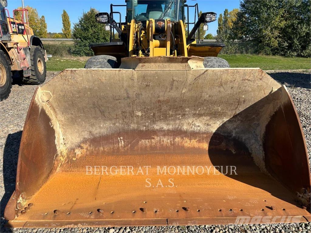 CAT 962M Kolové nakladače