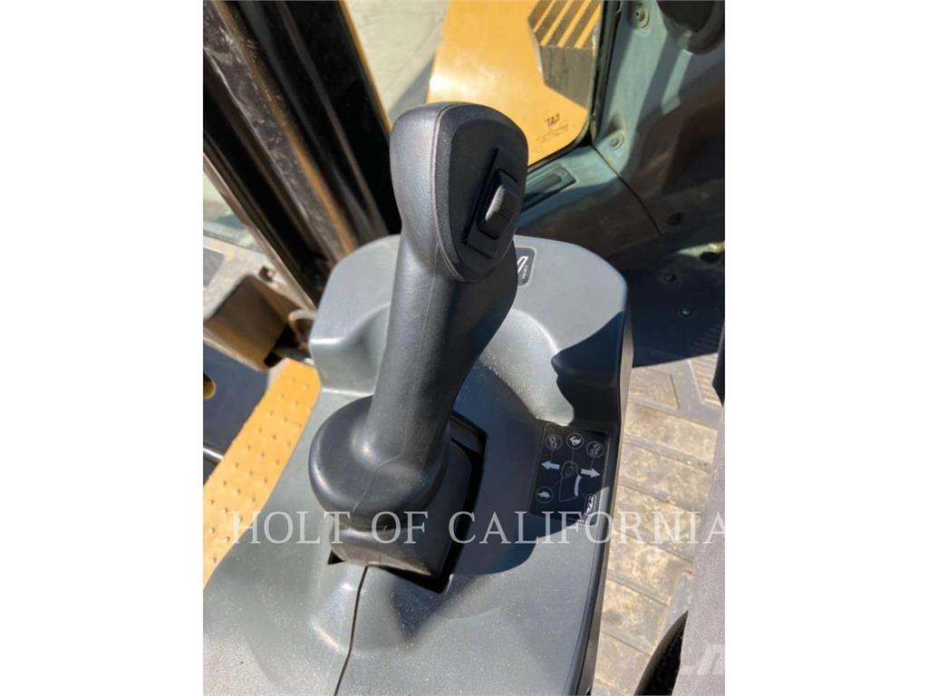 CAT 966 Kolové nakladače