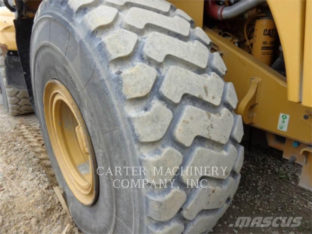CAT 966M Kolové nakladače
