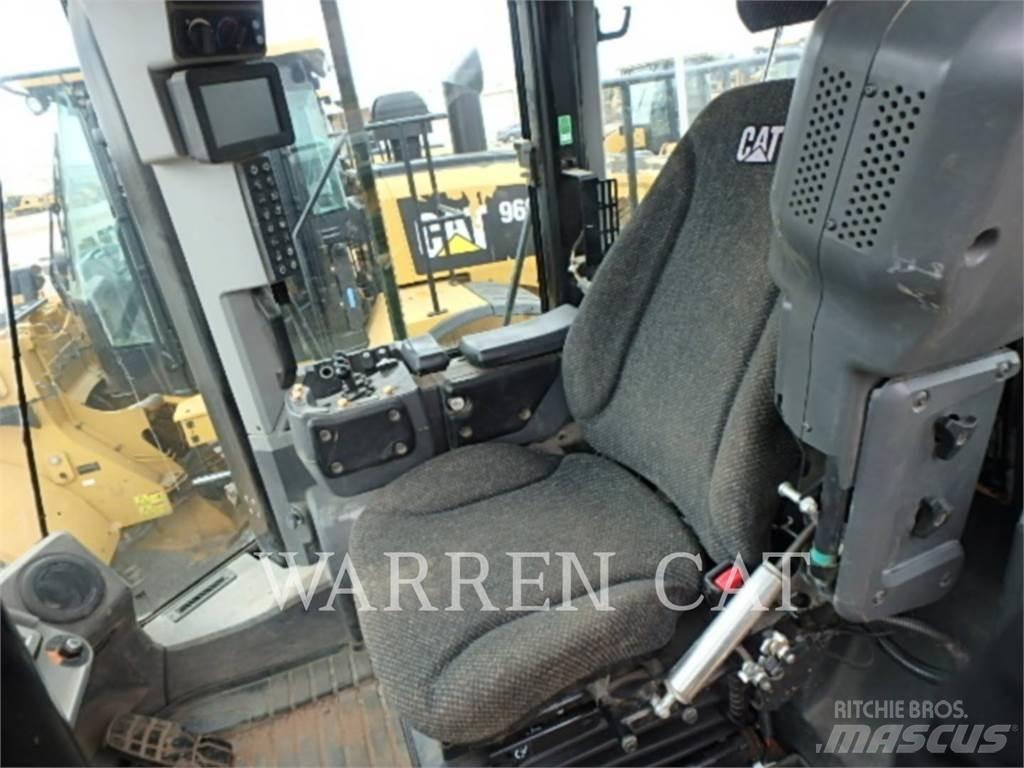 CAT 966M Kolové nakladače