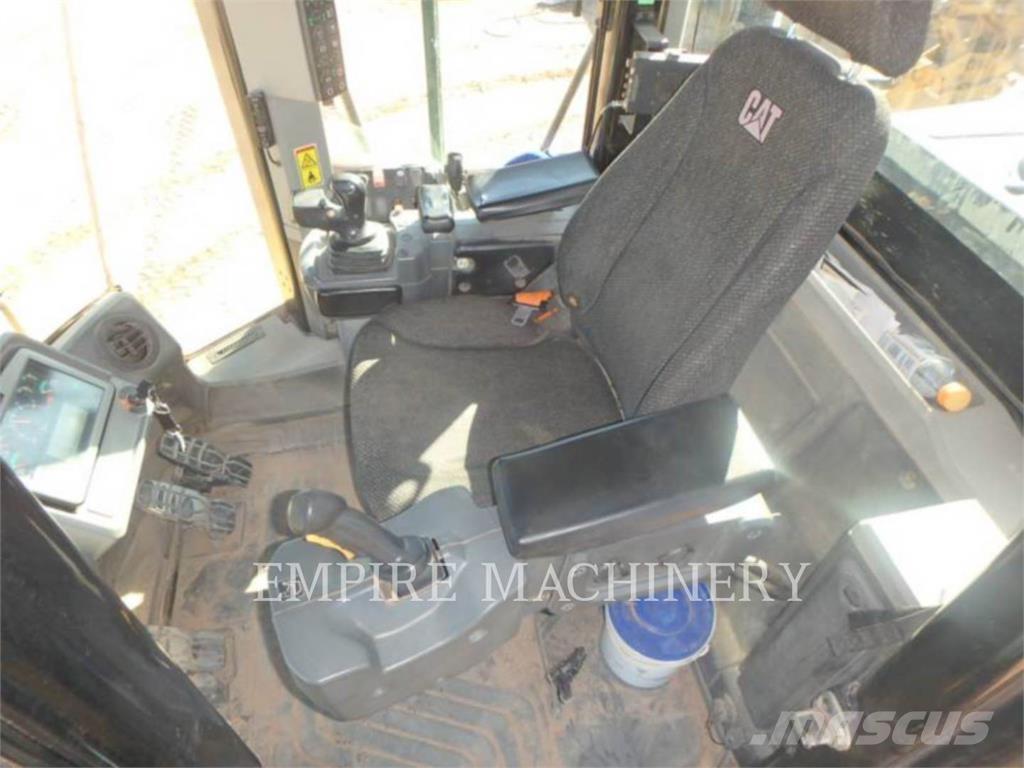 CAT 966M Kolové nakladače