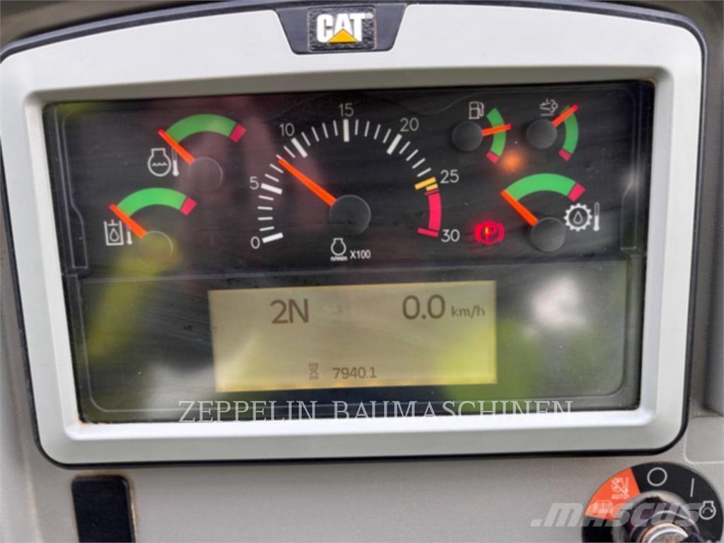 CAT 966M Kolové nakladače