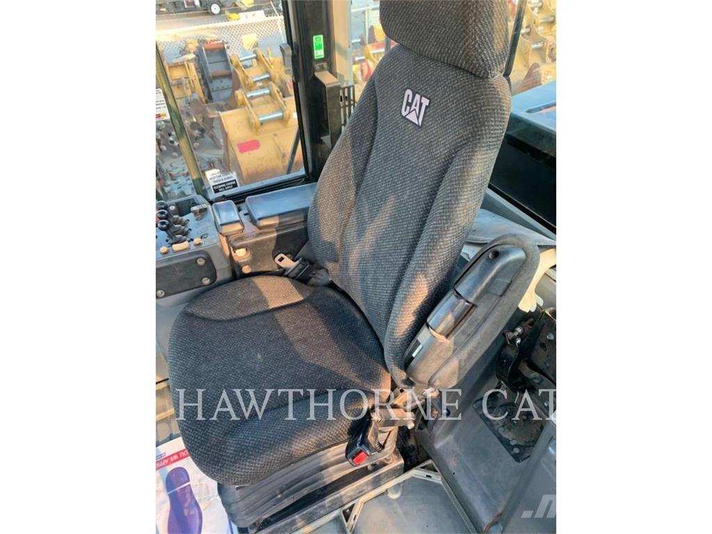 CAT 966M Kolové nakladače