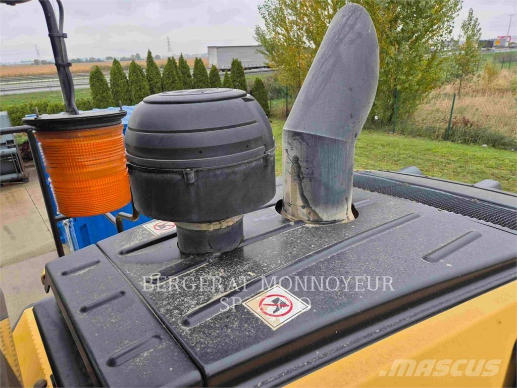 CAT 972 Kolové nakladače