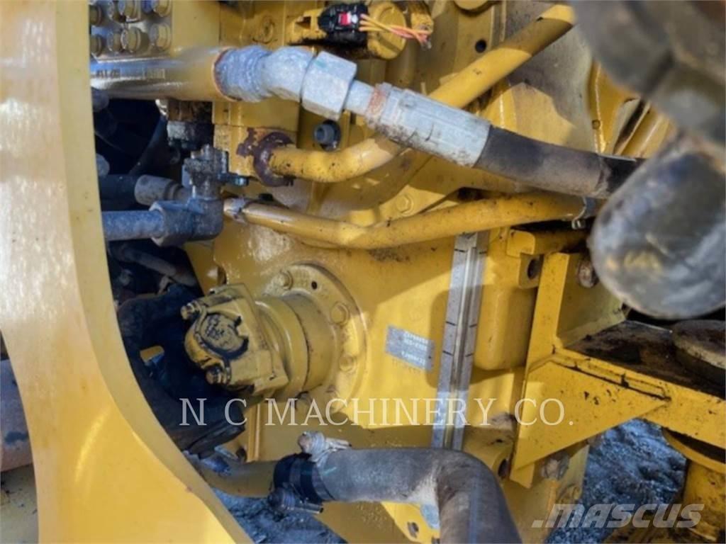 CAT 972M Kolové nakladače