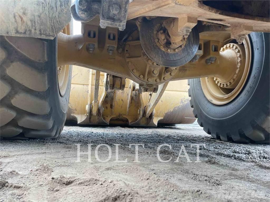 CAT 982M Kolové nakladače