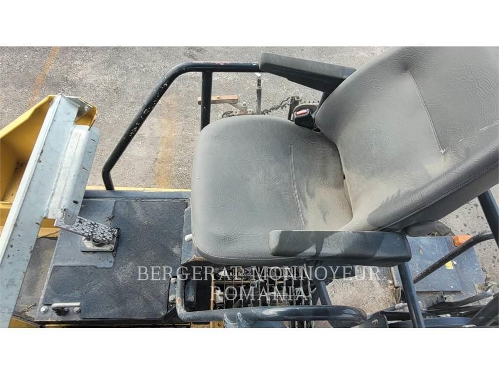 CAT AP-655D Finišery