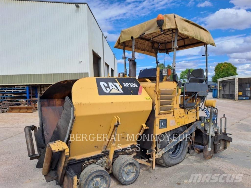 CAT AP300 Finišery