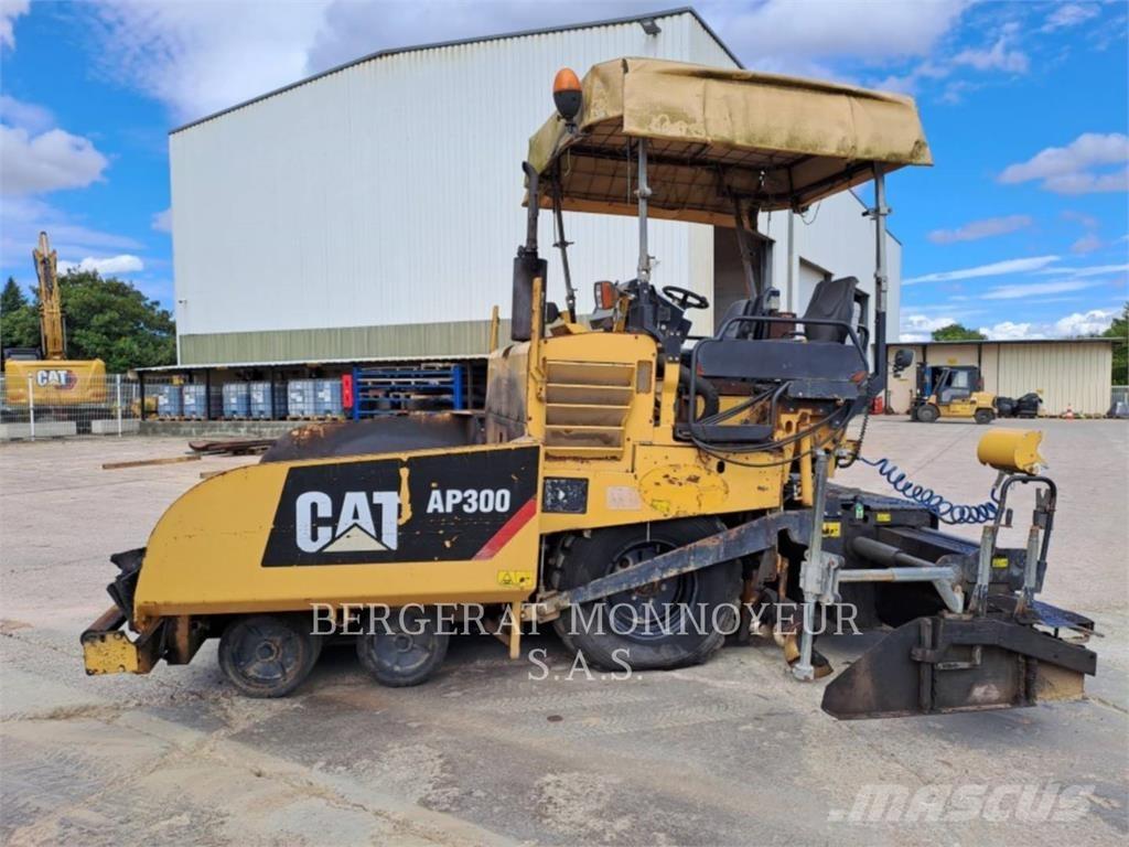 CAT AP300 Finišery
