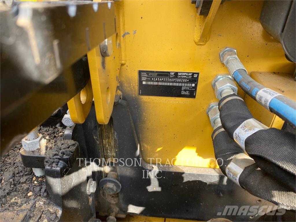 CAT AP555F Finišery